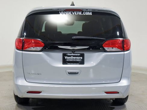 Used 2023 Chrysler Voyager LX image 8