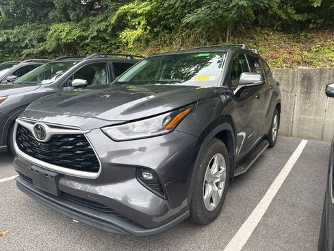Used 2020 Toyota Highlander LE AWD/4WD image 4