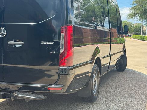 Used 2021 Mercedes-Benz Sprinter 2500 image 4