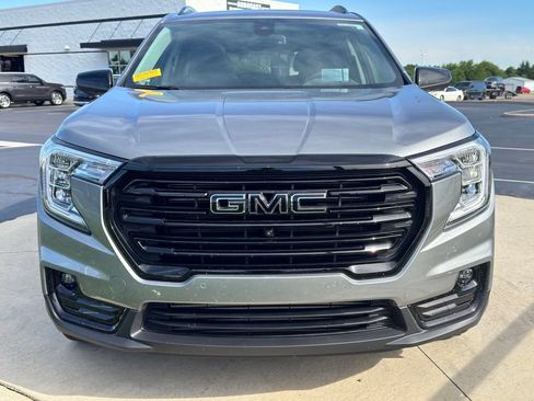 Used 2023 GMC Terrain SLT w/ Infotainment Package II FWD image 2