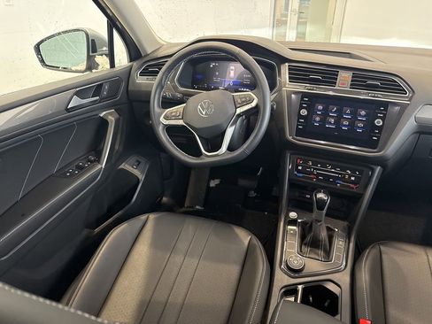 Used 2024 Volkswagen Tiguan SE image 12