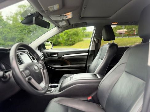 Used 2019 Toyota Highlander XLE AWD/4WD image 15