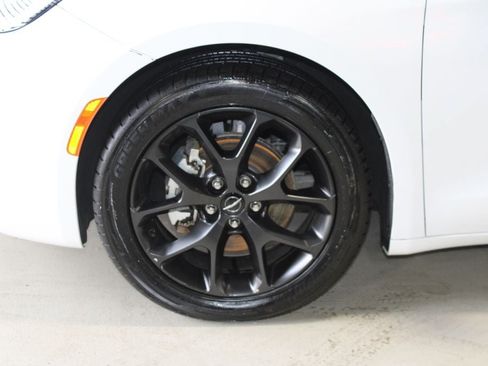 Used 2025 Chrysler Pacifica Limited FWD image 6