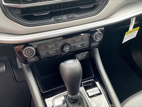 New 2026 Jeep Compass Limited image 18