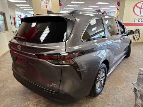 Used 2023 Toyota Sienna LE FWD image 15