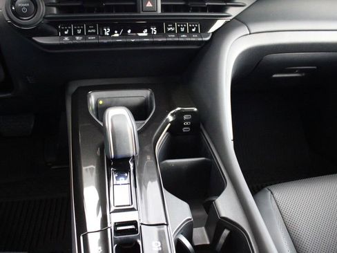 Certified 2025 Toyota Crown Platinum image 38