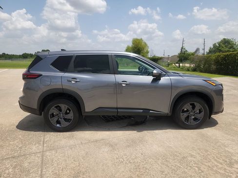 Used 2026 Nissan Rogue SV FWD image 4