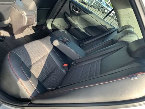 Used 2015 Toyota Camry SE w/ Moonroof Package FWD image 10