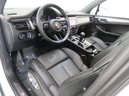 Certified 2026 Porsche Macan AWD/4WD image 4