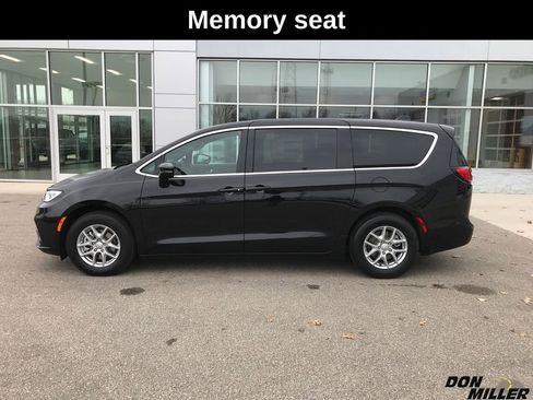 New 2026 Chrysler Pacifica Select image 9