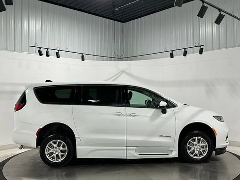 Used 2023 Chrysler Pacifica Touring-L FWD image 5