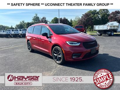 Used 2025 Chrysler Pacifica Limited w/ Uconnect Theater Family Group