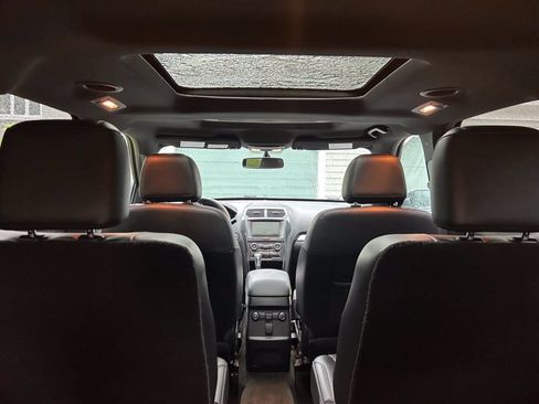 Used 2017 Ford Explorer XLT w/ Equipment Group 202A AWD/4WD image 16
