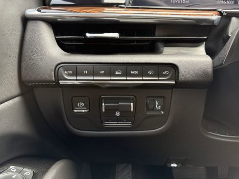 Used 2021 Cadillac Escalade ESV Premium Luxury w/ Driver Assist Tech Package AWD/4WD image 16