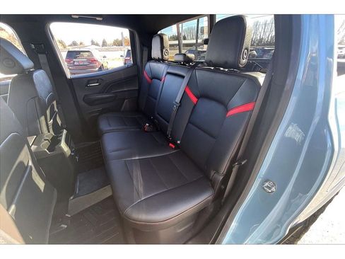 Used 2025 Chevrolet Colorado Z71 w/ Technology Package AWD/4WD image 26