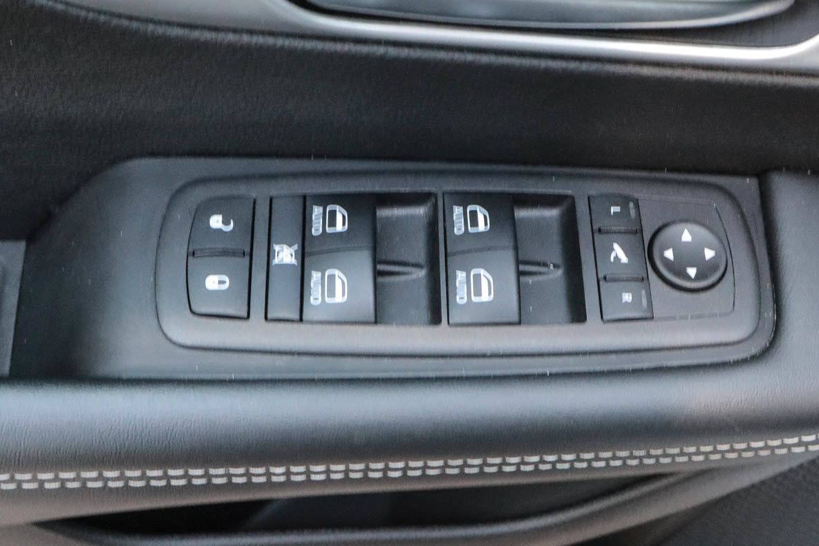 Used 2025 Chrysler Pacifica Limited FWD image 14