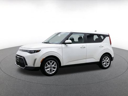 Used 2025 Kia Soul LX w/ LX Technology Package FWD image 3