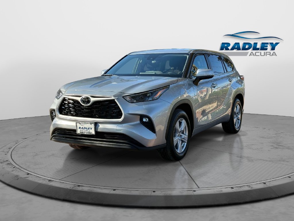 Used 2025 Toyota Highlander LE FWD image 4