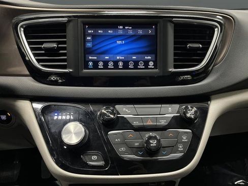 Used 2018 Chrysler Pacifica L FWD image 7