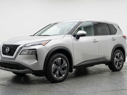 Used 2025 Nissan Rogue SV image 3