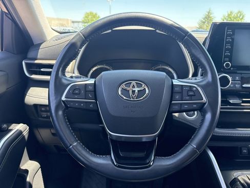 Used 2021 Toyota Highlander XLE AWD/4WD image 21