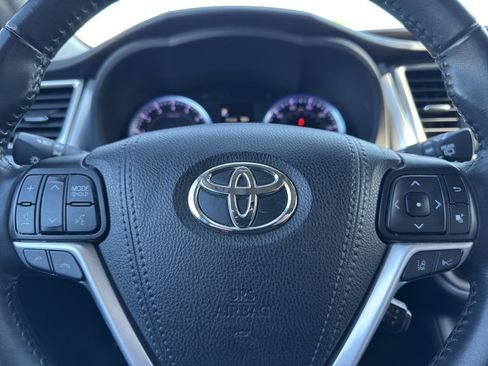 Used 2019 Toyota Highlander XLE AWD/4WD image 17
