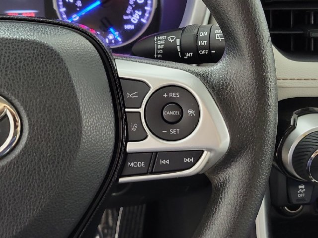 Used 2021 Toyota RAV4 XLE AWD/4WD image 25