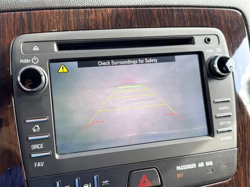 Used 2017 Chevrolet Traverse LT FWD image 25