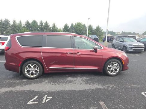 Used 2018 Chrysler Pacifica Limited FWD image 18