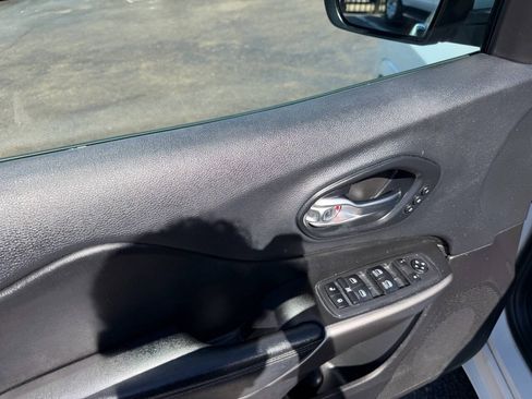 Used 2019 Jeep Cherokee High Altitude AWD/4WD image 8