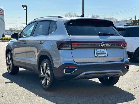 Used 2025 Volkswagen Taos SE w/ Panoramic Sunroof Package AWD/4WD image 4