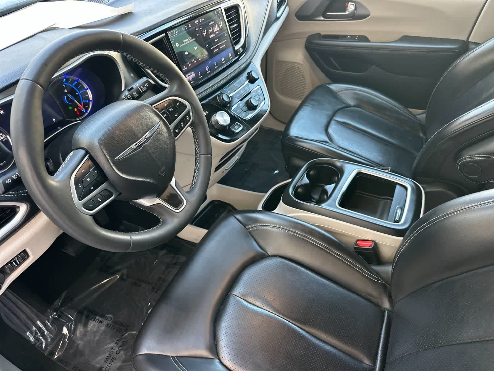 Used 2023 Chrysler Pacifica Touring-L FWD image 12