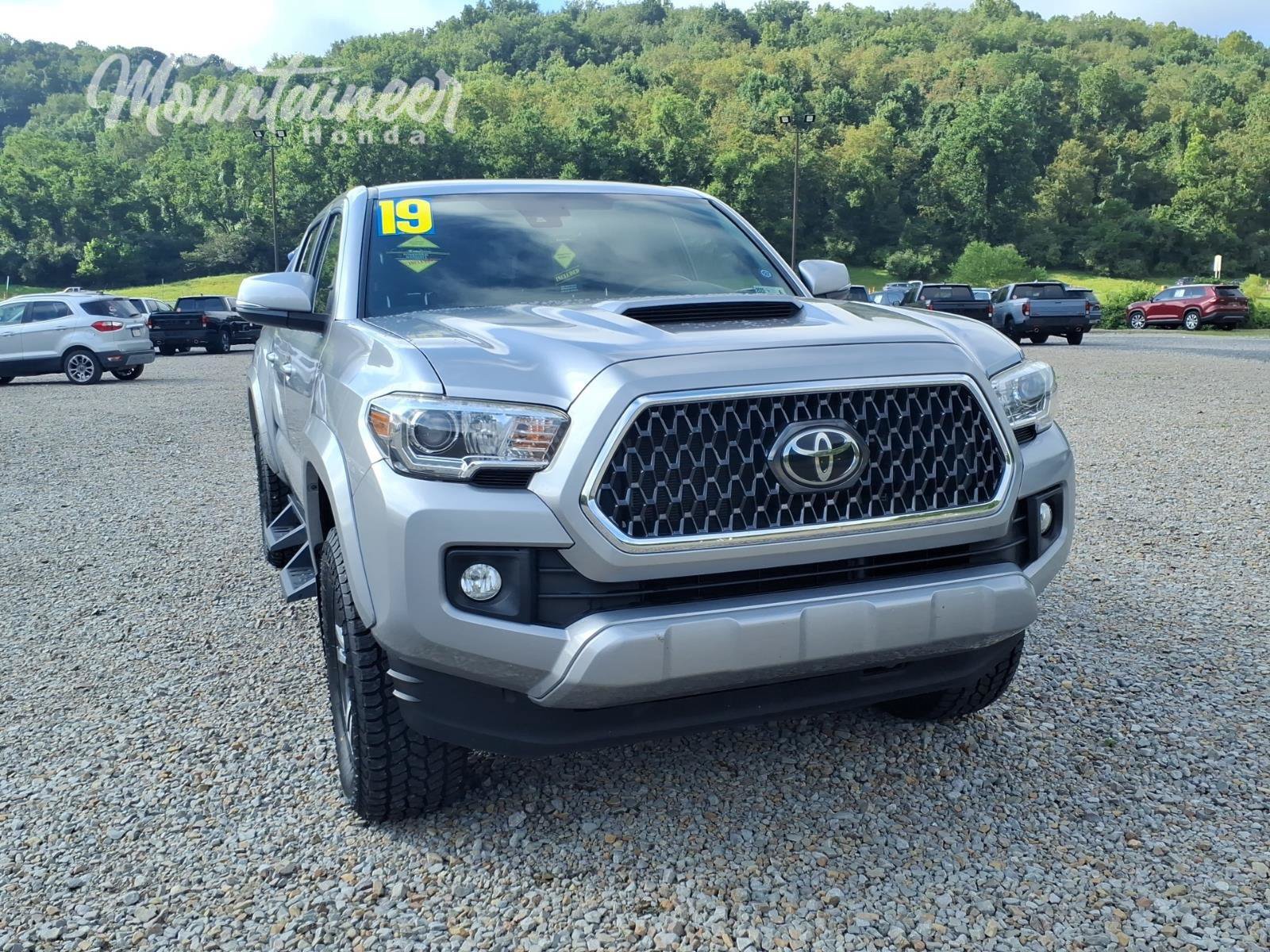 Used 2019 Toyota Tacoma TRD Sport AWD/4WD image 2