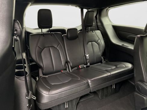 Used 2025 Chrysler Pacifica Select FWD image 19