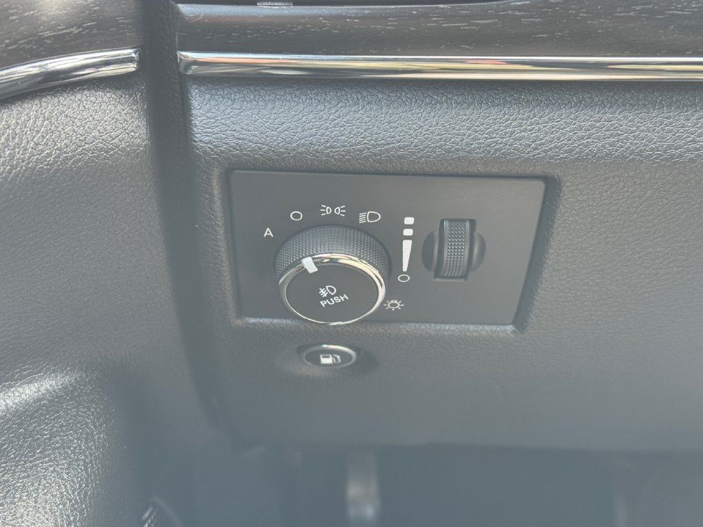 Used 2017 Jeep Grand Cherokee Limited AWD/4WD image 16
