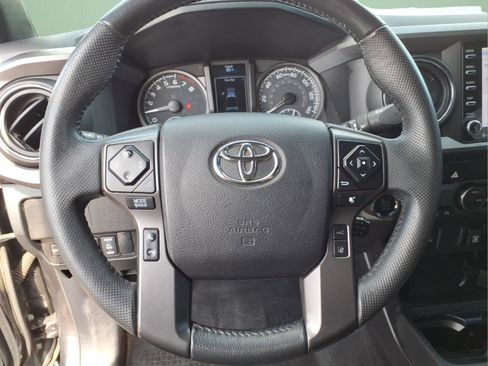 Used 2022 Toyota Tacoma TRD Off-Road AWD/4WD image 19