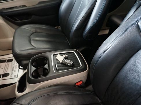 Used 2021 Chrysler Pacifica Touring-L w/ Uconnect Theater Family Group AWD/4WD image 30