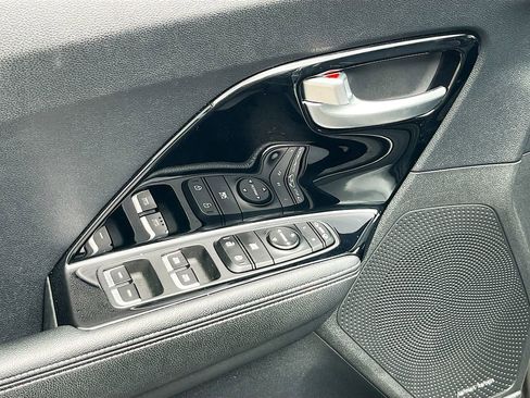 Used 2022 Kia Niro EX image 16