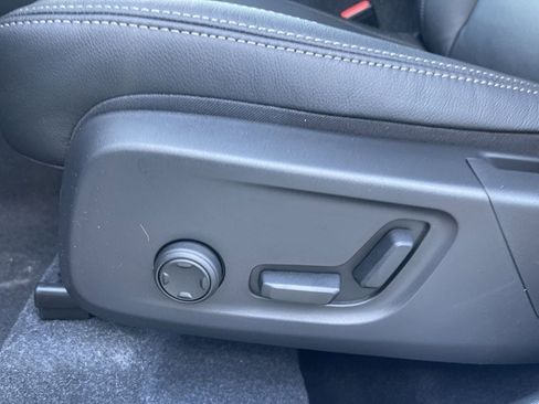 Used 2024 Volvo XC40 B5 Plus image 9