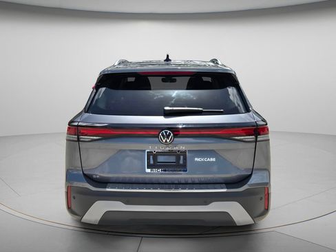 Used 2026 Volkswagen Tiguan SE w/ Panoramic Sunroof Package FWD image 6