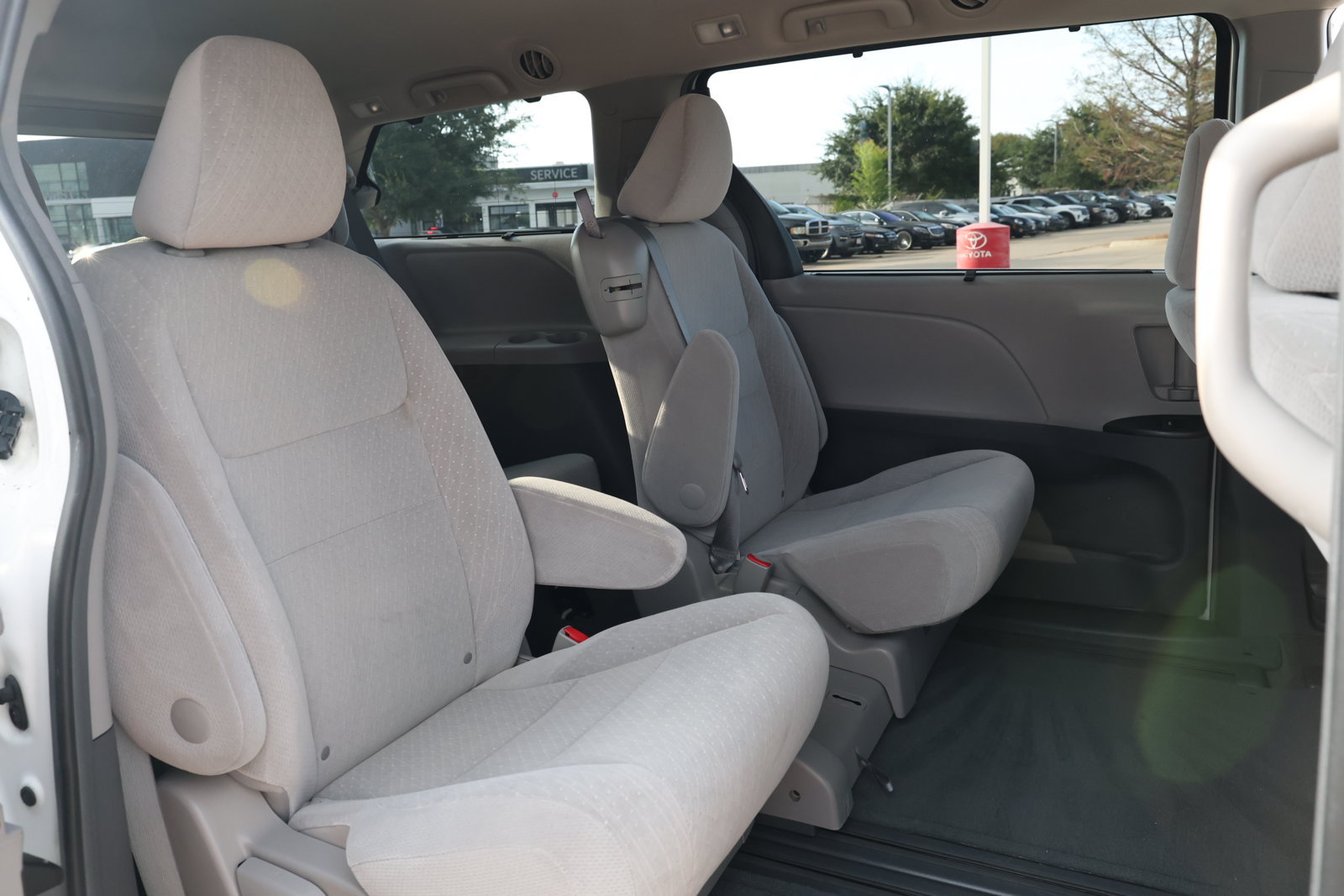 Used 2017 Toyota Sienna LE FWD image 31