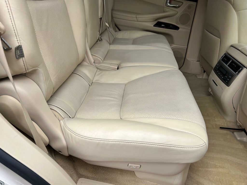 Used 2013 Lexus LX 570 4WD w/ Luxury Pkg image 28