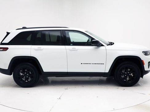Used 2025 Jeep Grand Cherokee Altitude AWD/4WD image 3