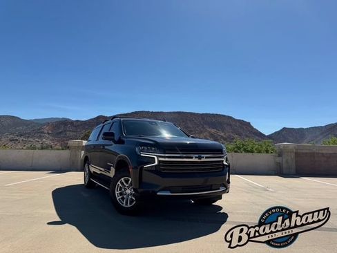 Used 2023 Chevrolet Suburban LT w/ Luxury Package AWD/4WD image 2