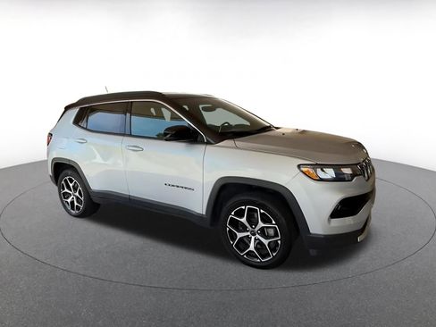 Used 2025 Jeep Compass Limited AWD/4WD image 2