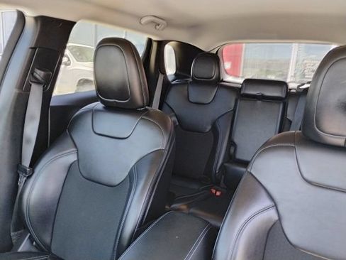Used 2019 Jeep Cherokee Latitude Plus AWD/4WD image 14