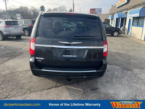 Used 2016 Chrysler Town & Country Touring image 4