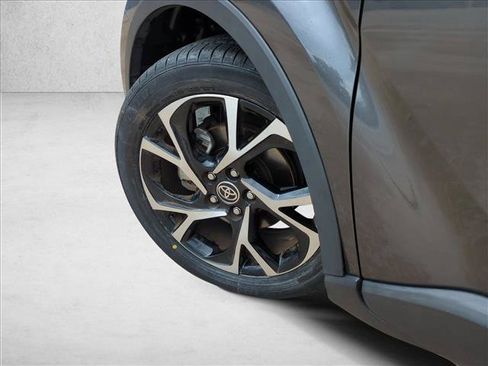 Used 2022 Toyota C-HR XLE FWD image 10