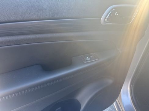 Used 2020 Jeep Grand Cherokee Altitude image 12