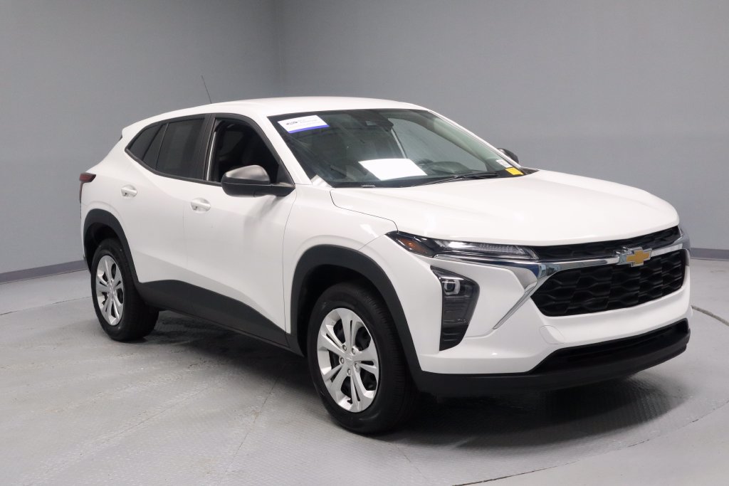 Used 2025 Chevrolet Trax LS FWD image 1